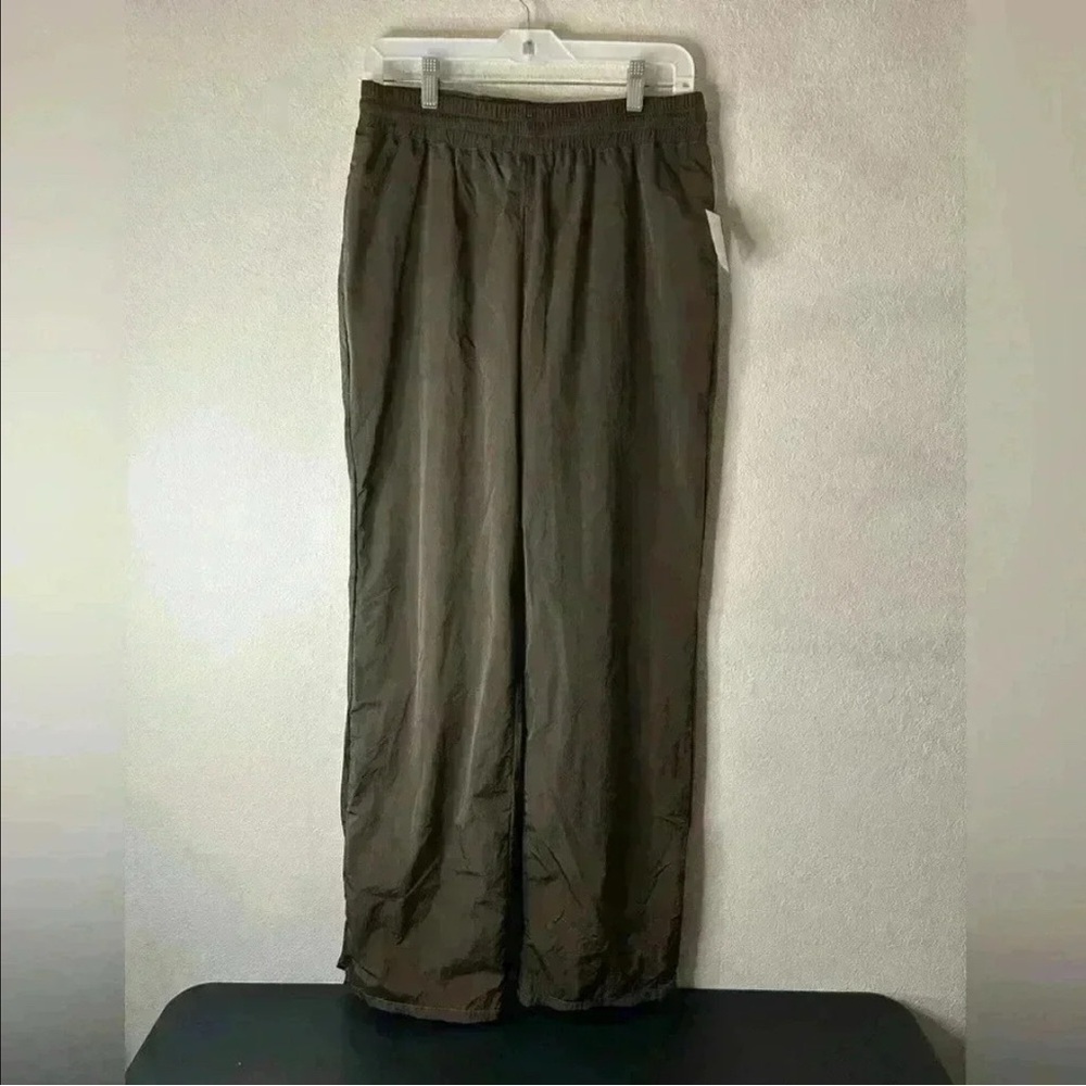 Good American wide legged track pants medium NWT
Inseam 32 1/2”